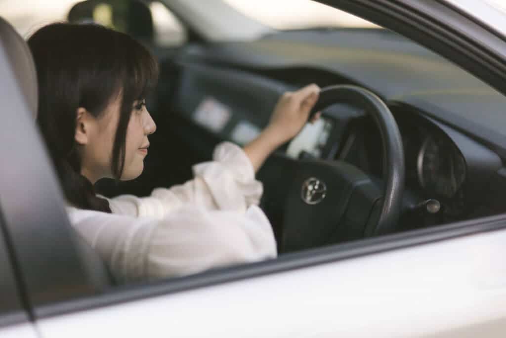 車を運転する女性